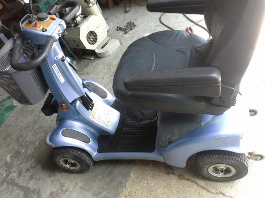 รถไฟฟ้าสี่ล้อของญี่ปุ่น สำหรับผู้สูงอายุและคนที่เดินบ่อยๆยาวแล้วเจ็บ หรือผู้ที่ช่วยเหลือตัวเองไม่ได้ ยี่ห้อ KAWAMURA  เสียบชาร์ทไฟ 100-240V