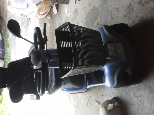 รถไฟฟ้าสี่ล้อของญี่ปุ่น สำหรับผู้สูงอายุและคนที่เดินบ่อยๆยาวแล้วเจ็บ หรือผู้ที่ช่วยเหลือตัวเองไม่ได้ ยี่ห้อ KAWAMURA  เสียบชาร์ทไฟ 100-240V