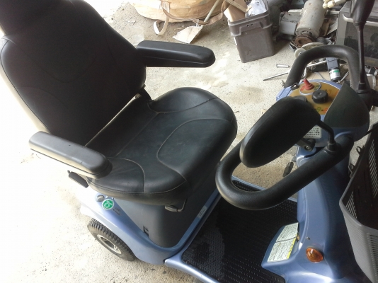 รถไฟฟ้าสี่ล้อของญี่ปุ่น สำหรับผู้สูงอายุและคนที่เดินบ่อยๆยาวแล้วเจ็บ หรือผู้ที่ช่วยเหลือตัวเองไม่ได้ ยี่ห้อ KAWAMURA  เสียบชาร์ทไฟ 100-240V