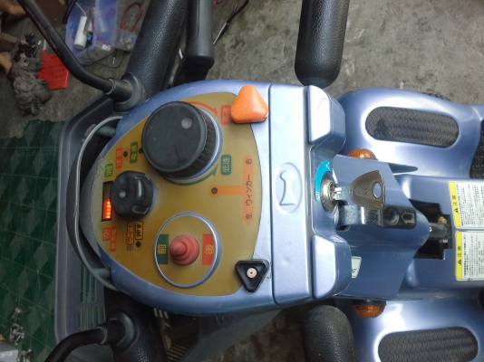 รถไฟฟ้าสี่ล้อของญี่ปุ่น สำหรับผู้สูงอายุและคนที่เดินบ่อยๆยาวแล้วเจ็บ หรือผู้ที่ช่วยเหลือตัวเองไม่ได้ ยี่ห้อ KAWAMURA  เสียบชาร์ทไฟ 100-240V