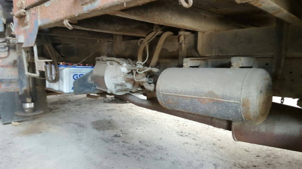 รถอีซูซุ 6 ล้อ NPR ติดเฮี้ยบ 2.5 ตัน. / 115 แรงม้า. ปี 32.  สนใจติดต่อ  081 - 6079515