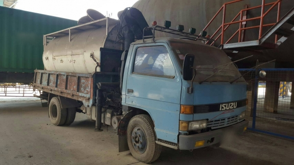 รถอีซูซุ 6 ล้อ NPR ติดเฮี้ยบ 2.5 ตัน. / 115 แรงม้า. ปี 32.  สนใจติดต่อ  081 - 6079515