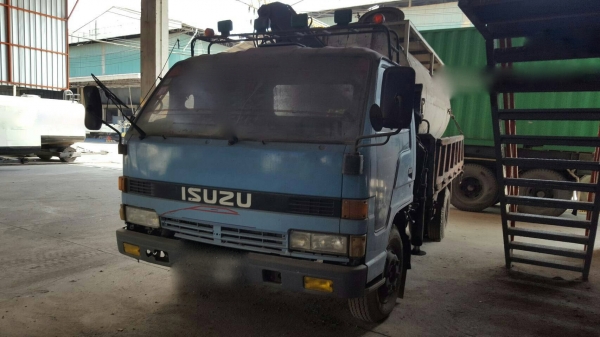 รถอีซูซุ 6 ล้อ NPR ติดเฮี้ยบ 2.5 ตัน. / 115 แรงม้า. ปี 32.  สนใจติดต่อ  081 - 6079515