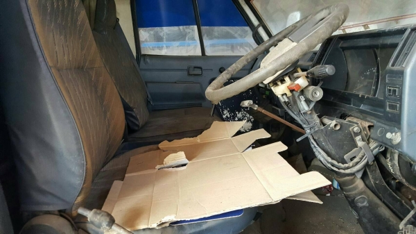 รถอีซูซุ 6 ล้อ NPR ติดเฮี้ยบ 2.5 ตัน. / 115 แรงม้า. ปี 32.  สนใจติดต่อ  081 - 6079515