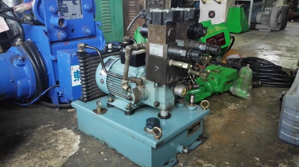 ชุดปั้มน้ำมันไฮดรอลิค NACHI-FUJIKOSHI JAPAN ขนาด 1 HP 3 เฟส 200V พร้อมวาล์วคอนโทรลไฟฟ้าสดนอกลงตู้!!