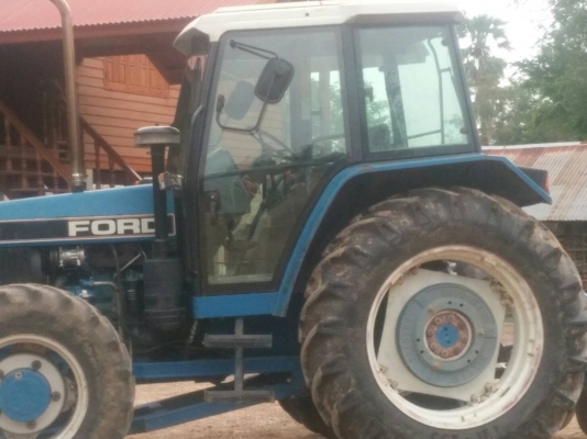 ขายรถไถฟอร์ด FORD 7740 พร้อมอุปกรณ์ ดันหน้ากับผานบุก 4ลูก cmt มีทะเบียน แอร์เย็นครับ