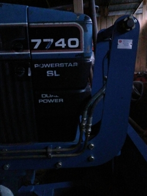 ขายรถไถฟอร์ด FORD 7740 พร้อมอุปกรณ์ ดันหน้ากับผานบุก 4ลูก cmt มีทะเบียน แอร์เย็นครับ