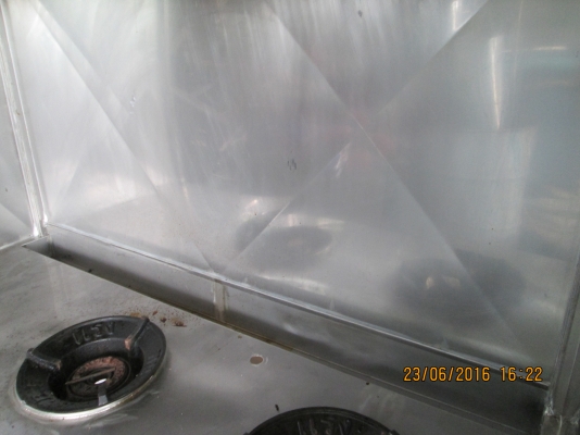 แสตนเลสแท้หนาครับ  มีเตาในตัว  พร้อมฮู้ดดูดควัน   ครับ