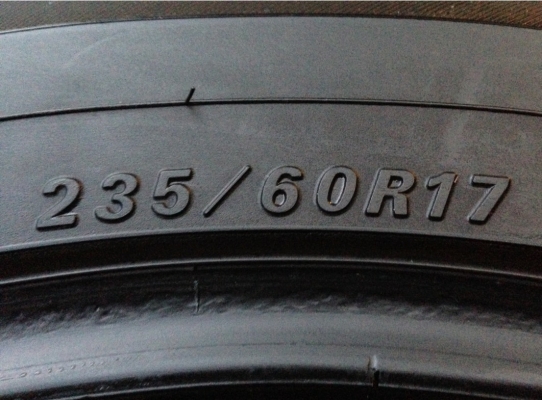 ยาง FALKEN 235 60 17 ปลายปี14 ดอกสวย พร้อมใช้งาน ราคาไม่แพง