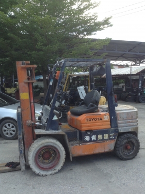+++ ขายโฟล์คลิฟท์  TOYOTA 5FD30  ขนาด  3  ตัน  (รถนอก)   เครื่องยนต์ดีเซล  เสา  3  เมตร  เกียร์ธรรมดา  ยางตัน