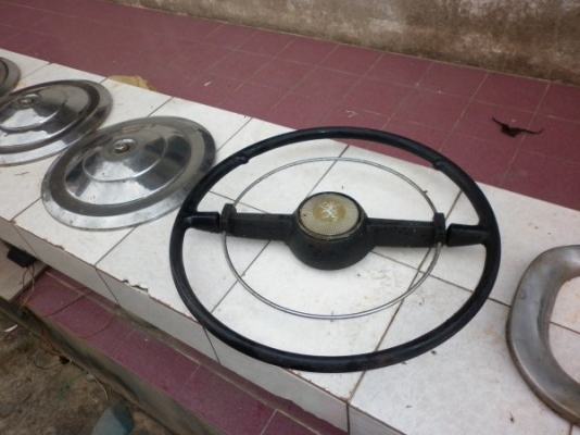 ขายพวงมาลัย peugeot403