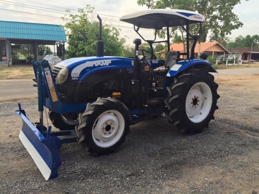 ขายรถไถแชมป์ YTO. 454 4WD 2 เพลา พร้อมอุปกรณ์ใบมีดดันดินหน้าและผานพรวน ราคา 198,000 บาท สนใจโทร 081-9136451 หรือ ขอดูรูปผ่านทาง line:bow6451 ค่ะ