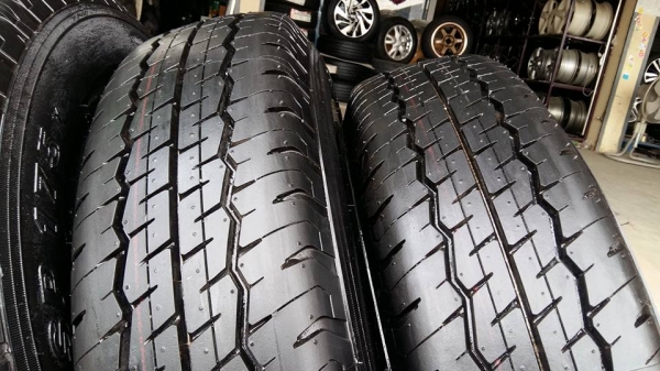 ขายล้อเหล็กป้ายแดง nissan nv350 15" 6รู139.7 ยาง ปี15 สนใจติดต่อ ตาเล็ก ล้อและยางครับ 081-3747940