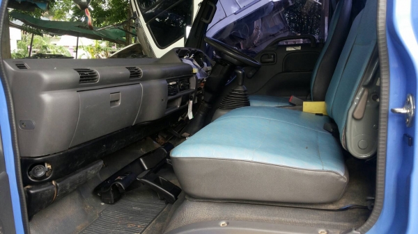 รถอีซูซู 6 ล้อ ( ไม่ดั้ม )  NPR 130 แรงม้า. ปี 47. , ( รถวิ่ง 37,xxx กม. )    สนใจติดต่อ  081 - 6079515
