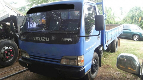 รถอีซูซู 6 ล้อ ( ไม่ดั้ม )  NPR 130 แรงม้า. ปี 47. , ( รถวิ่ง 37,xxx กม. )    สนใจติดต่อ  081 - 6079515