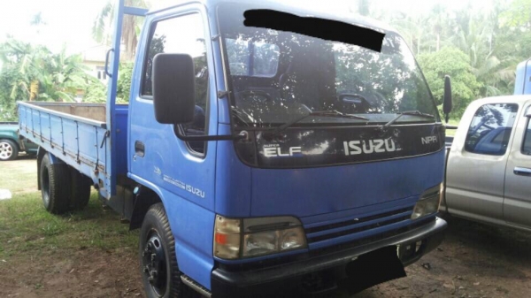 รถอีซูซู 6 ล้อ ( ไม่ดั้ม )  NPR 130 แรงม้า. ปี 47. , ( รถวิ่ง 37,xxx กม. )    สนใจติดต่อ  081 - 6079515
