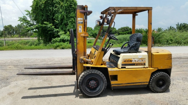ขายด่วนรถยกKOMATSU FD25-8ดีเซลยก2.5ตันเสาสูง3เมตรยางตันใหม่4เส้นรถนอกนำเข้ายังไม่เคยใช้งานในเมืองไทยเลย
