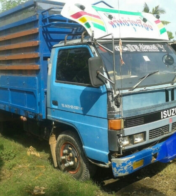 ขายหกล้อ อีซูชุ NPR110ดั่มเกษตร สภาพดีใช้งานปกติ พร้ออมใช้งาน ราคาถูกๆ 135,000บ (ไม่มีเล่มทะเบียน ) มีใบชื้อขายเจ้าเของเ