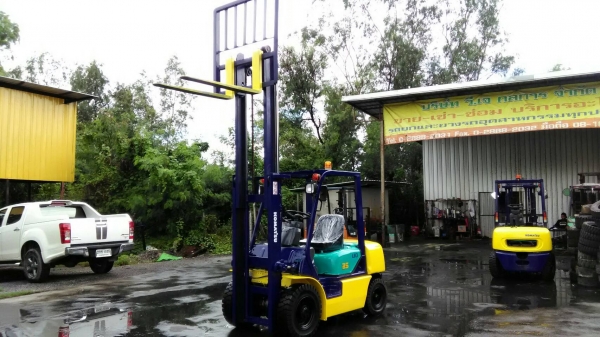 KOMATSU FD25-12ขนาด2.5ตัน เสาสูง3เมตร เกียร์ธรรมดา เครื่องยนต์ดีเซลISUZU ราคาต่อรองได้