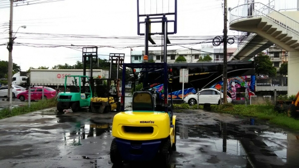 KOMATSU FD25-12ขนาด2.5ตัน เสาสูง3เมตร เกียร์ธรรมดา เครื่องยนต์ดีเซลISUZU ราคาต่อรองได้