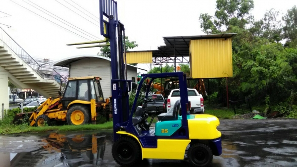KOMATSU FD25-12ขนาด2.5ตัน เสาสูง3เมตร เกียร์ธรรมดา เครื่องยนต์ดีเซลISUZU ราคาต่อรองได้