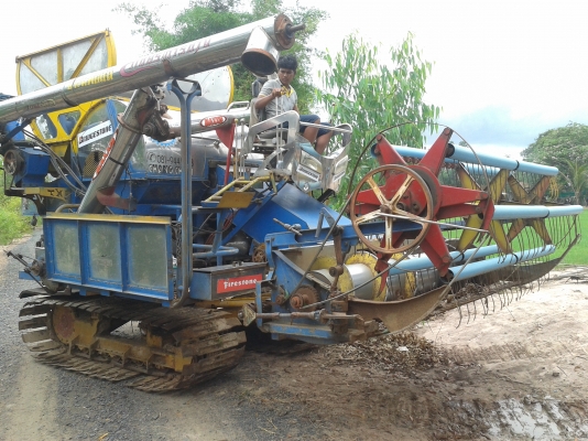 (ปิดการขายครับขอบคุณเสี่ยใหญ่จากกาฬสินที่มาอุดหนุนครับ)ขายรถเกี่ยว วิเชียรการช่าง เครื่องนิสสัน FE6 195 แรง ปั้มไดกิ้นเบอร์21 ปั้มแฝด ตัวเดิน 10 อุ้ม 2 ตัน