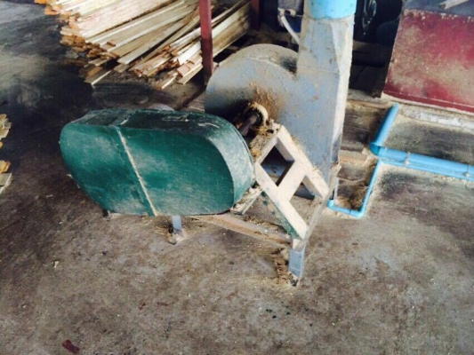 เครื่องเลื่อยวงเดือน ผ่าไม้ซอยไม้มี 5 ชุด พร้อมใช้และอุปกรณ์ต่างๆครบชุด ขายเหมายกไปเลย