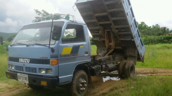 ขายรถอีชุซูุ6ล้อดั็ม เครื่อง120แรง พวงมาลัยเพราเวอร์  มีสะโล สนใจโทร 0882695902 คุณธีรวุฒิ