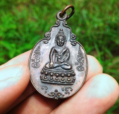 หลวงพ่อเกษม เขมโก เนื้อผงผสมมวลสาร หลังยันต์รางปืน