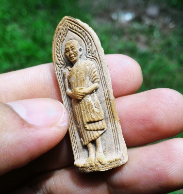 หลวงพ่อเกษม เขมโก เนื้อผงผสมมวลสาร หลังยันต์รางปืน