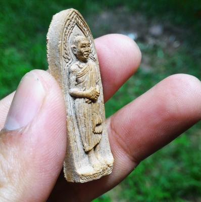 หลวงพ่อเกษม เขมโก เนื้อผงผสมมวลสาร หลังยันต์รางปืน