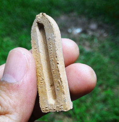 หลวงพ่อเกษม เขมโก เนื้อผงผสมมวลสาร หลังยันต์รางปืน