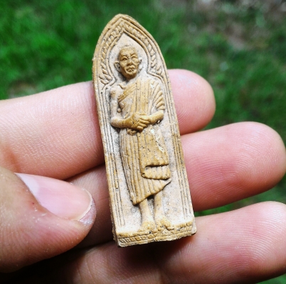 หลวงพ่อเกษม เขมโก เนื้อผงผสมมวลสาร หลังยันต์รางปืน