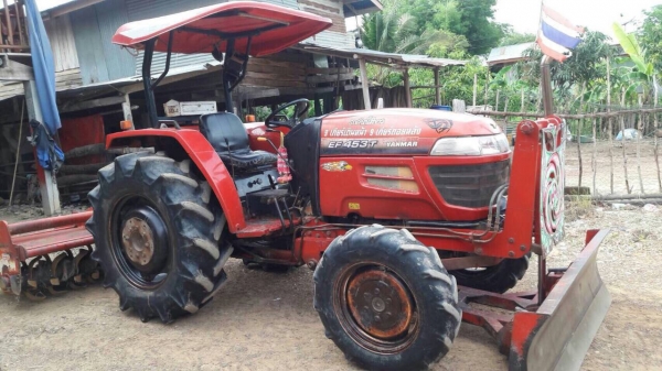 ขายรถไถยันม่าร์ EF453T โฟร์วิล มี ใบมีดกับโลตารี้(แต่ไม่ใช้โลตารี้ตัวนี้นะครับ)ราคา310000บาท.  สนใจโทร....081-365-5997อำพร พาเจริญ รถอยู่วังบัว อ. คลองขลุง จ. กำแพงเพชร