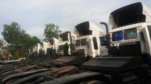 รถฮีโน่ 10 ล้อ หัวลาก 320 - 300 แรงม้า. ปี 45 - 47.  ,  ( * มีขาย 9 หัว. )    สนใจติดต่อ   081 - 6079515