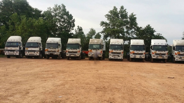 รถฮีโน่ 10 ล้อ หัวลาก 320 - 300 แรงม้า. ปี 45 - 47.  ,  ( * มีขาย 9 หัว. )    สนใจติดต่อ   081 - 6079515