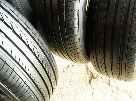 ยางขอบ15  โยโกฮาม่า195-65-R15 ลงพื้นปี13 เหมือนยางใหม่