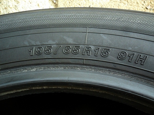 ยางขอบ15  โยโกฮาม่า195-65-R15 ลงพื้นปี13 เหมือนยางใหม่