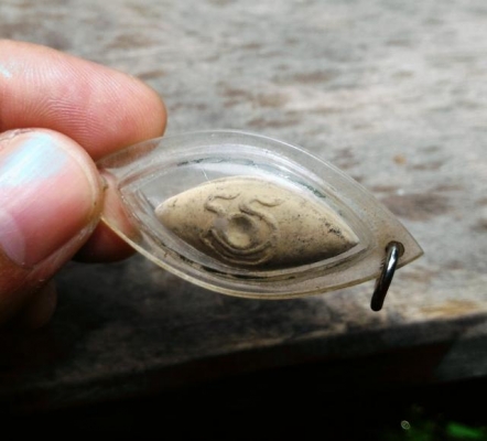 ดวงตามหาเมตตา หลวงพ่อผินะ วัดสนมลาว เนื้อผงเลี่ยมกรอบกันน้ำพร้อมใช้ครับ