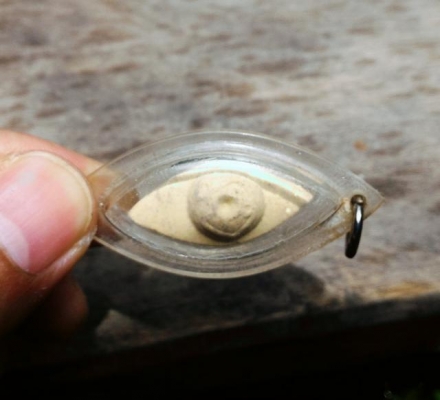 ดวงตามหาเมตตา หลวงพ่อผินะ วัดสนมลาว เนื้อผงเลี่ยมกรอบกันน้ำพร้อมใช้ครับ