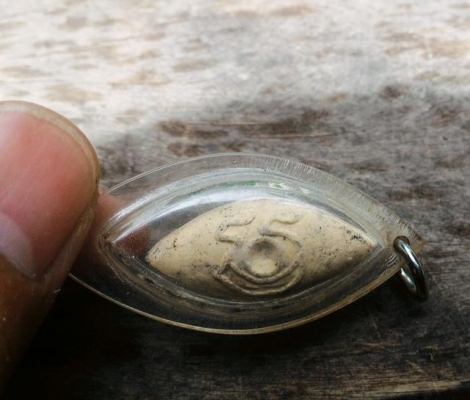 ดวงตามหาเมตตา หลวงพ่อผินะ วัดสนมลาว เนื้อผงเลี่ยมกรอบกันน้ำพร้อมใช้ครับ