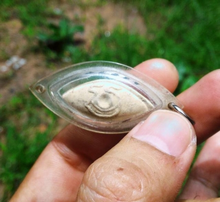 ดวงตามหาเมตตา หลวงพ่อผินะ วัดสนมลาว เนื้อผงเลี่ยมกรอบกันน้ำพร้อมใช้ครับ