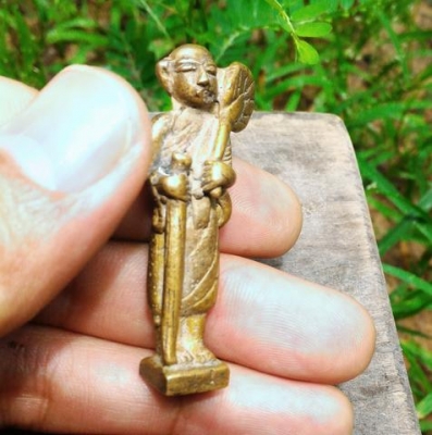 พระสิวลีเก่า ใต้ฐานอุดมวลสารผงพุทธคุณ เนื้อทองเหลืองสวยๆ