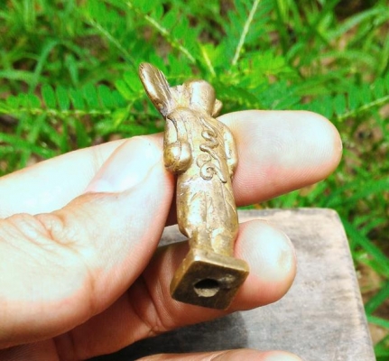 พระสิวลีเก่า ใต้ฐานอุดมวลสารผงพุทธคุณ เนื้อทองเหลืองสวยๆ