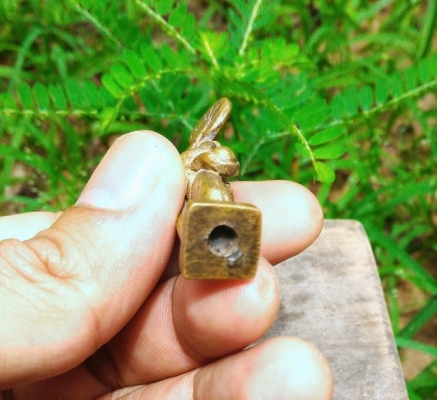 พระสิวลีเก่า ใต้ฐานอุดมวลสารผงพุทธคุณ เนื้อทองเหลืองสวยๆ
