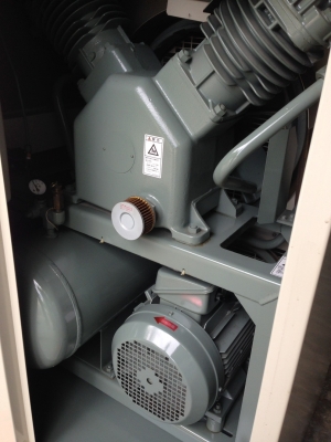 ปั๊มลมลูกสูบเก็บเสียงHITACHI 10แรงม้าเก่าญี่ปุ่น0833554933