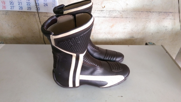 ขายคับรองเท้าใส่ขับรถ PUMA BONNEVILLE 3คู่ ของใหม่คับ  1.สีขาว ตัวTOP เบอร์43 ราคา 2990 บาท  2.สีน้ำตาลครีม เบอร์44 ราคา 2500 บาท 3.สีน้ำตาลครีม เบอร์42 ราคา 2500 บาท ส่งได้ทั่วไทยคับ สนใจติดต่อ 081-0578282 FACEBOOK ชาญณรงค์ ป๊อป ชัยอมฤต ไอดีไลน์ POPBIGBI