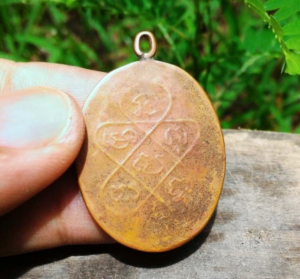 พระบ้านไม่ทราบนาม ห่วงเชื่อมเนื้อสวยมากๆ แต่ผ่านการใช้แล้ว