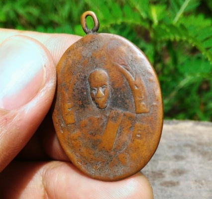 พระบ้านไม่ทราบนาม ห่วงเชื่อมเนื้อสวยมากๆ แต่ผ่านการใช้แล้ว