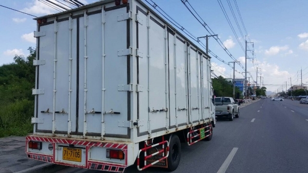ขายด่วนรถ 6 ล้อ ISUZU NQR175แรงม้า รถห้างแท้ สภาพป้ายแดง วิ่ง 2X,XXXX ปี 2556 ตู้แห้งบรรทุกประตูเปิด 10 บาน